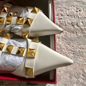 Valentino Garavani white Rockstud sandals EUC